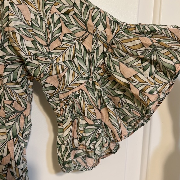 Pretty tropical 🌴 top / can wear off-shoulder style - Picture 3 of 6